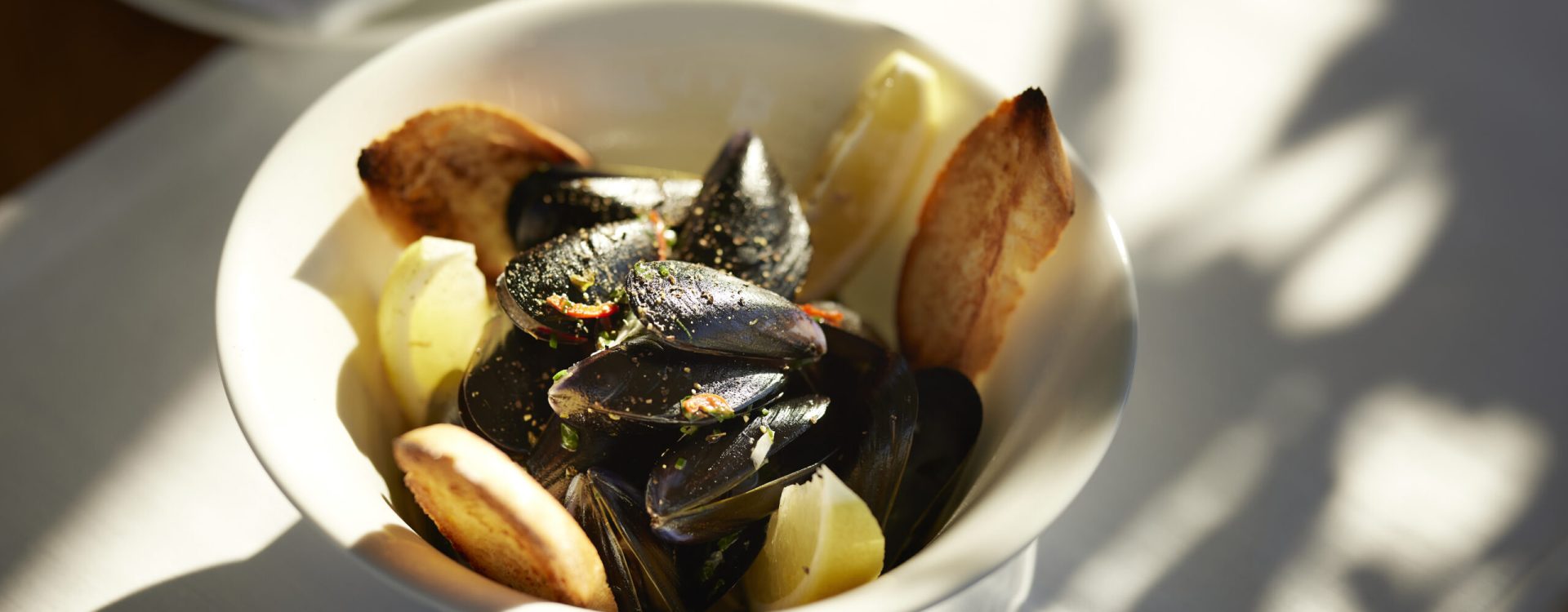 Impepata di cozzeSteamed mussels with lemon, white wine and pepper, toasted bread